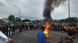 Demo Penyelamatan Demokrasi, Ratusan Mahasiswa Purwokerto Bakar Ban 