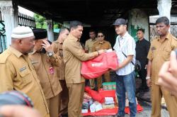 Respon Kebakaran, Pemko Lhoseumawe Serahkan Bantuan Masa Panik