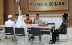 Mengharukan, Tahanan Narkoba Melangsungkan Pernikahan di Polres Sukoharjo