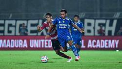 Ezra Walian Tak Peduli Posisi Bermain, Terpenting Persib Dapat Tiga Poin