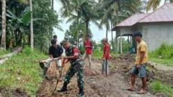 Anggota Koramil Bersama Warga Bangun Jalan Desa Mageswaen di Buru Selatan