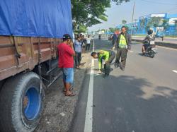 Ngeri! Truk Trailer Tabrak Pengganti Ban, Korban Tewas Ditempat