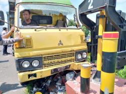 Sopir Truk Meninggal Tabrak Pembatas Palang Pintu Kereta Api di Jombang