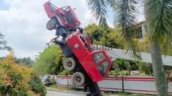 Mobil Crane Terjungkal di Masjid Agung, Ini Penyebabnya