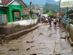 Sungai di Kampung Bojong Garut Meluap, Picu Genangan Lumpur di Permukiman Warga