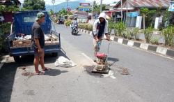 Ruas Jalan Bekas Galian Pipa Mulai Diaspal Petugas PDAM Bolmong