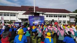 Ribuan Warga Ikuti Senam Massal KORMI di Bale Kota Tasikmalaya