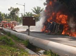 Mobil Pengungkut BBM Terbakar di Dumai