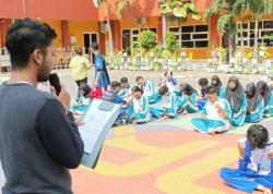 Asah Bakat, SMK Ketintang Buat Pelatihan Jurnalistik di KBS Surabaya dan Publik Speaking, Seru!