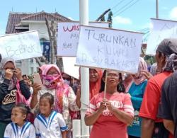 Diduga Lakukan Pungli, Kuwu Surakarta Cirebon Didemo Warganya