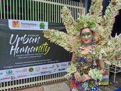 Fashion Show Sanggar Humaniora Tampilkan Busana Unik dan Kreatif Hasil Daur Ulang