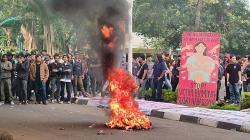 Ricuh dan Bakar Ban, Mahasiswa UP Tuntut Rektor Mundur Buntut Kasus Pelecehan Seksual