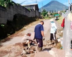 Tak Juga Ada Perbaikan, Warga Gunungputri Pacet Cianjur Urunan Perbaiki Jalan