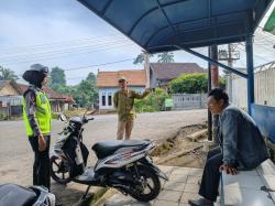 Jaga Keselamatan Berkendara, Satlantas Polres Way Kanan Beri Imbauan Pengemudi Ojek di Simpang Neki