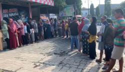 Harga Melambung, Ratusan Warga Ponorogo Rela Antri Mendapatkan Beras Murah