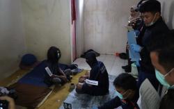 Tersangka Pembunuhan Pasangan Sesama Jenis di Kuningan Peragakan 24 Adegan saat Rekonstruksi