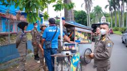 Satpol PP Tangsel Razia PKL Liar: 12 Pedagang Ditangkap dan Langsung Disidang di Pengadilan