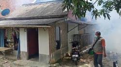 Cegah DBD, Puskesmas Cikeusik Pandeglang bersama Relawan Lakukan Fogging