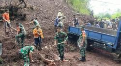 Koramil 1414/05 Sanggalangi Bersama Warga Gotong Royong Bersihkan Material Longsor di Nanggala