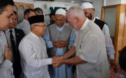 Momen Wapres Bertemu Pendeta Gereja Sacred Heart Usai Shalat Jumat di Masjid Ponsonby Auckland