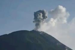 Kembali Erupsi, Tinggi Kolom Abu  Gunung Ile Lewotolok NTT Mencapai 900 Meter