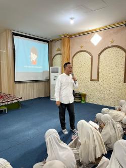 Ketika Kepala Rekam Medik Rumah Sakit Semen Gresik Jadi 'Guru Dadakan' di SD YIMI Gresik