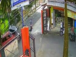 Kecelakaan Libatkan 2 Mobil dan 1 Motor Terekam CCTV di Kuningan, Korban Dilarikan ke Rumah Sakit