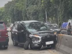 Brak! Mobil Tabrak Pembatas Jalan di Banyumanik Semarang, Arus Lalu Lintas Tersendat