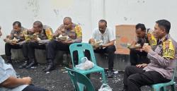 Sosok Imam Asfali Kapolres Pidie Ikut Nikmati Nasi Bungkus Bersama Personel saat Amankan Rapat Pleno