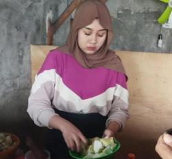 Penjual Rujak Berparas Cantik Layaknya Artis Ini Viral di Medsos, Buat Pembeli Selalu Repeat Order