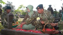 Peringati HUT ke 63 Kostrad,  Pangdivif 1 Kostrad Pimpin Pasukan Ziarah ke TMP Pondok Rajeg