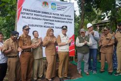 Pemasangan Patok PPTPKH, Langkah Pj Bupati Nganjuk untuk Penataan Kawasan Hutan