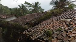 Untuk Sekian Kalinya, Rumah Warga Kembali Tertimpa Pohon di Ciamis