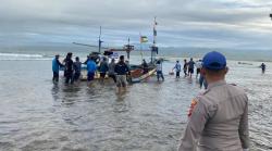 Perahu Terdampar di Pantai Karang Kukus Pameungpeuk Garut