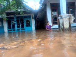 Banjir Rendam Permukiman di Jombang, Tak Ada Penanganan Warga Resah!