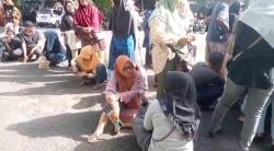 Demi Beras Murah, Ratusan Emak-Emak Rela Antre Berjam-jam di Lebak