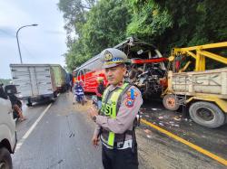 Laka Pantura Bus VS  Truk, Satu Orang Tewas