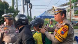 Operasi Keselamatan, Satlantas Polres Ponorogo Bagikan Helm dan Cokelat