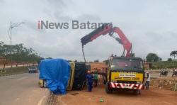 Hilang Kendali hingga Turun Aspal, Truk Muatan Beras Terjungkal di Depan MTC Nongsa