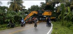 Truk Pengangkut Alat Berat Terperosok dan Tutup Jalan di Cihara Lebak, Pengendara Tak dapat Melintas