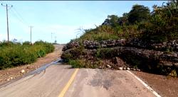 Cuaca Ekstrim, Tanah Longsor Tutup Ruas Jalan Sabuk Merah di Desa Nualian  Lamakenen Selatan