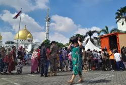 Pemprov Jatim Gelar Pasar Murah, 3 Ton Beras dan Gula Ludes dalam Sekejab