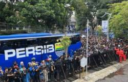 Jelang Lawan Persija Jakarta di Liga 1 2023-2024, Ribuan Bobotoh Kawal Persib Bandung