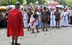 Siswa SMA St Carolus Tarakanita Surabaya Hanyut dalam Visualisasi Jalan Salib