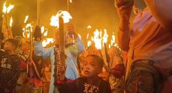 Foto Keseruan Masyarakat Kampung Daya Baru Mentok Sambut Ramadhan dengan Pawai 3.000 Obor