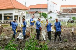 Peringati Hari Peduli Sampah, Freeport Lakukan Aksi Bersih Bersih Sungai