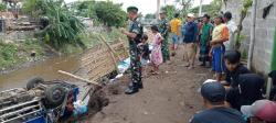 Truk Bermuatan Udang di Probolinggo Terguling ke Sungai