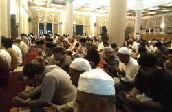 Sholat Tarawih Jamaah Padati Masjid Al Kautsar Vila Dago, Jamaah: Semoga Penuh hingga Akhir Ramadhan