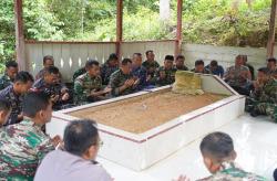 Tempuh Jalur Sungai, Dandim dan Danrem Ziarah ke Makam Pahlawan Nasional di Aceh