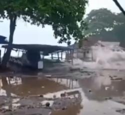 Gelombang Pasang Disertai Angin Kencang Hantam Pantai Rancabuaya Garut